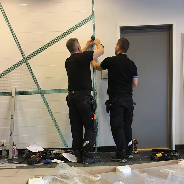 Hantverkare utför badrumsrenovering med ROT-avdrag